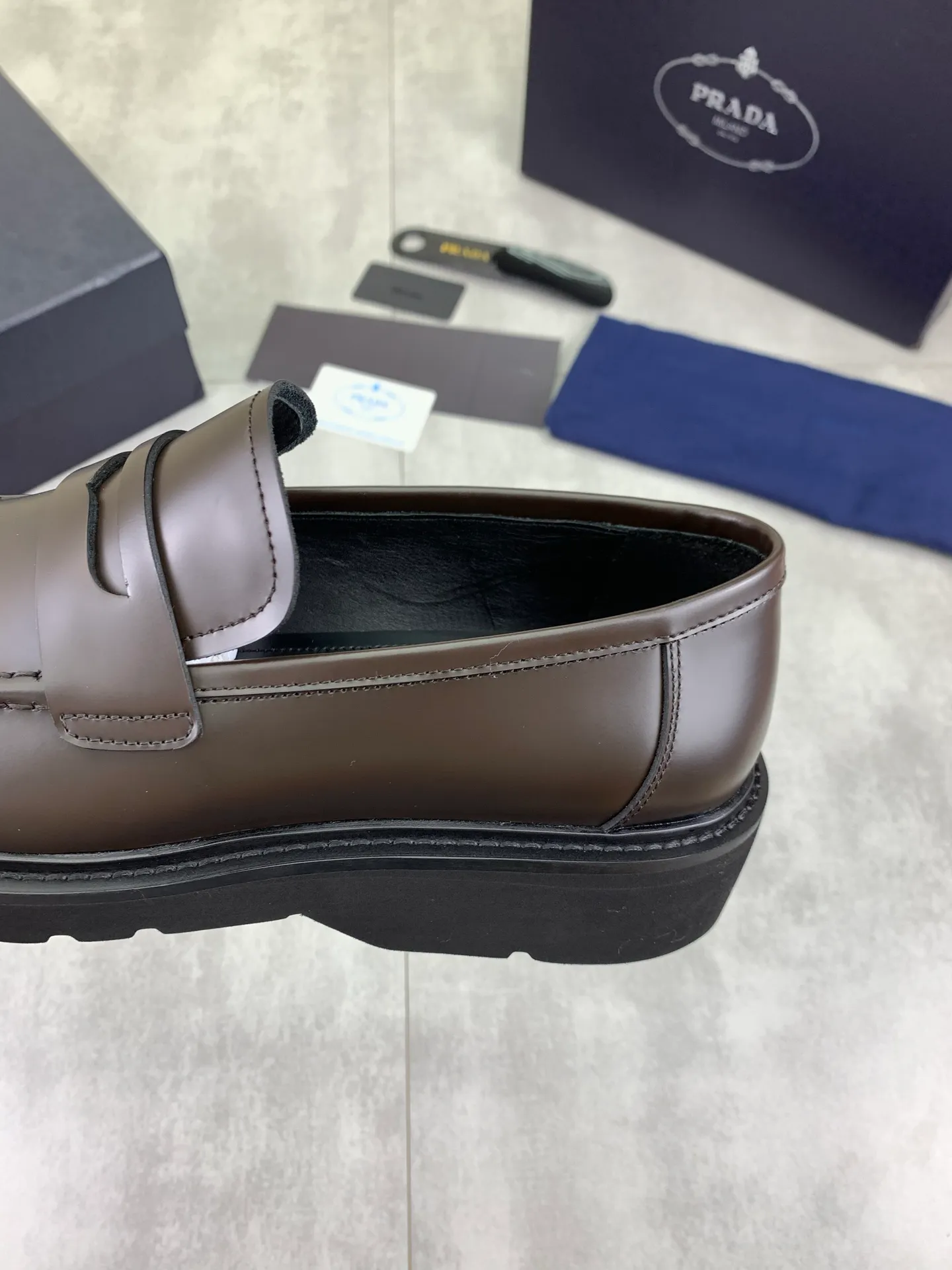Factory price P880💰Original quality, top version🔱 ＰＲＡＤＡPrada. Men’s business casual leather shoes, top quality products. 1:1 shipment⬆️Luxurious and noble👞All imported original color-brushed edge beads, just to create a more comfortable wearing experience. Upper: Original comfortable open-edge bead rubbed color calfskin➕Top imported water-dyed full cow lining, original high-end lightweight and comfortable TPU foam combination bottom✔️Code number: 39-44 (38 45) 46 47 can be customized)